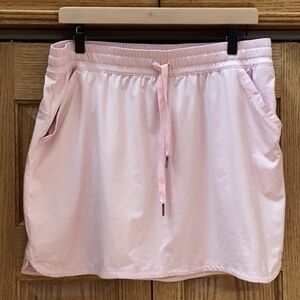 Columbia Light Pink finely Striped omni-wick skirt. Women’s size large
